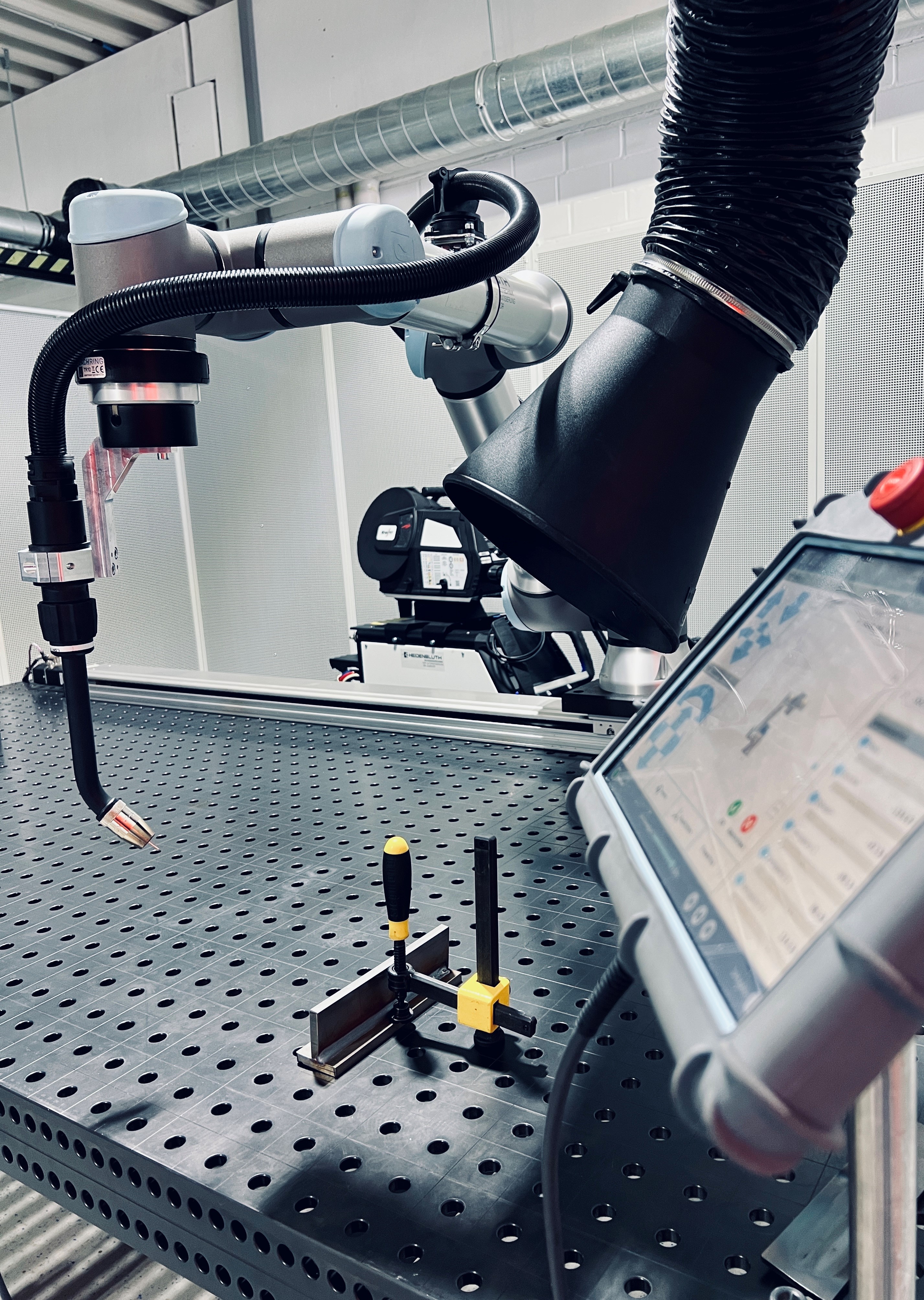 An passende Absaugung beim Cobot-Schweißen denken